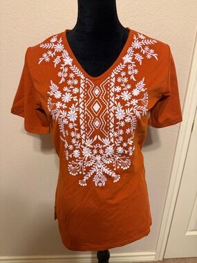 Parsley & Sage Burnt Orange Short-Sleeve V-Neck Top with White Embroidery